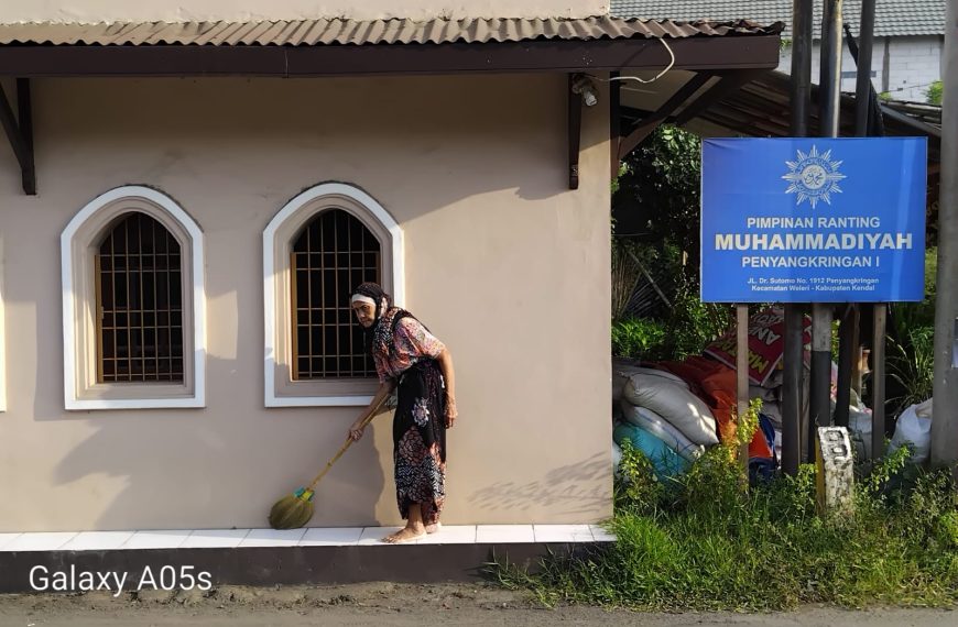 Debu yang Disapu, Pahala yang Mengalir: Belajar Hospitality Masjid dari Mbah Siti Djito